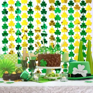 Détail de rideau à franges métalliques de Saint-Patrick avec déco de trèfle pour fête.