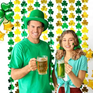 Scène de fond de fête Saint-Patrick avec rideaux à franges trèfle vert et ballons festifs.