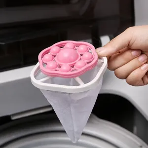 Vue détaillée du sac filtrant flottant pour machine à laver, design de fleur rose, outil de nettoyage.