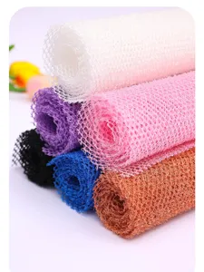 Gros plan et détail de filets de bain exfoliants colorés empilés bien ensemble.