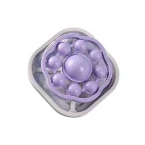 Vue détaillée de la boule de lavage flottante violette avec filet pour enlever les poils.