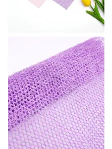 Gros plan détaillé du filet de bain exfoliant africain violet, texture élastique.
