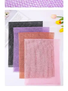 Détail de filet de bain africain exfoliant, éponge de corps en nylon doux et résistant.
