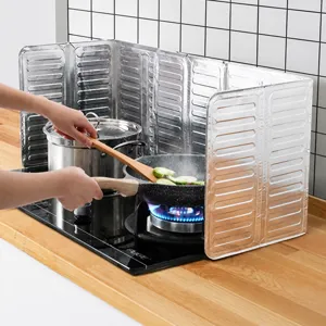 Kitchen oil splash guard detail showing aluminum foil material, foldable design, and heat insulation.