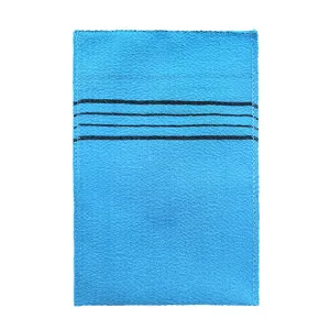 Gant de toilette exfoliant coréen vue détaillée, serviette de sauna bleue texturée pour le corps.