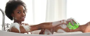 Vista detallada de la esponja de baño de nylon verde con efecto espumoso rico para el cuerpo.