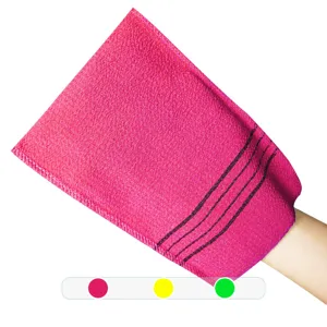 Vue détaillée du gant de bain exfoliant texturé en rose vif avec des rayures noires.