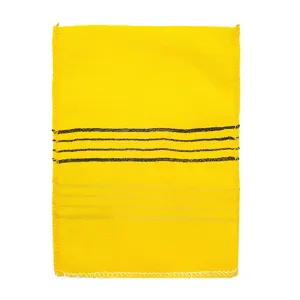 Gros plan de gant de bain exfoliant coréen jaune avec texture à rayures noires distinctes.
