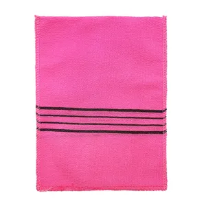 Vue détaillée du gant de bain exfoliant coréen rose vif avec des rayures noires.