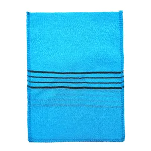 Gros plan détaillé du gant de bain exfoliant bleu avec rayures noires pour le corps.