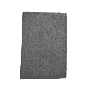 Vue détaillée de la serviette de bain exfoliante grise, texture rugueuse corps.