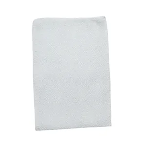 Gros plan détaillé de la serviette de bain exfoliante coréenne avec un tissu à texture grossière.