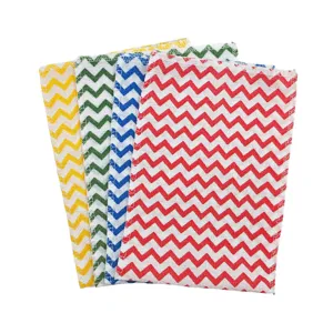 Vue détaillée de la serviette de bain exfoliante texturée avec motif zigzag coloré.