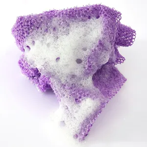 Éponge de bain exfoliante en filet violet avec mousse, luffa africain en nylon pour le corps.