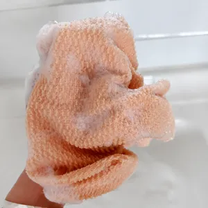 Longue éponge de bain filet africaine gommage corporel pour la douche et un nettoyage en douceur.