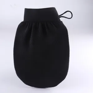 Guante de baño exfoliante negro con muñeca elástica y lazo para limpieza profunda de la piel.