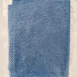 Détail de serviette de bain exfoliante bleue, tissu texturé pour gommage du corps.