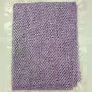 Vue détaillée du filet de bain exfoliant violet avec une texture maillée pour le nettoyage corporel.
