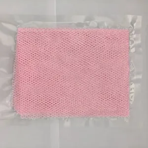 Bande de bain en filet exfoliant africain rose, emballée sous vide pour un rangement facile.
