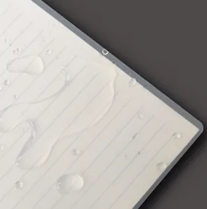 Nahaufnahme von wasserdichtem Notizbuchpapier und durchsichtigem PP-Cover mit Wassertropfen.