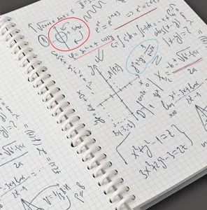 Nahaufnahme des A5 karierten Notizbuchs mit Spiralbindung und linierten Innenseiten.