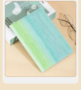 Vue détaillée du carnet A5 dégradé vert avec une texture élégante et de beaux accessoires.