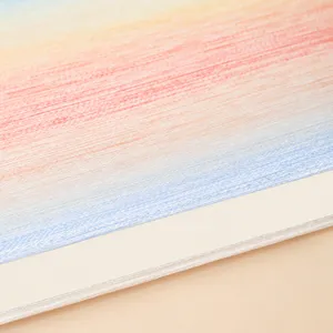 Carnet de notes A5 dégradé arc-en-ciel avec couverture élégante et coutures soignées.