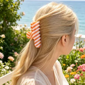 Oranje-witte gestreepte haarklauw, stijlvolle haaraccessoire voor dagelijkse kapsels.
