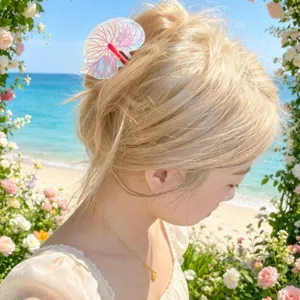 Nahaufnahme des transparenten Blatt Haarklammers, getragen am Strand im Freien und Blumen.