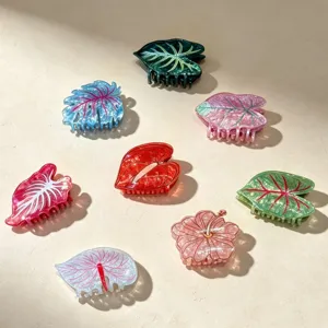 Detailansicht bunter Blatt- und Blumen-Haarklammern mit Schimmer, Haarschmuck im Waldstil.