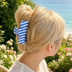 Blauw-wit gestreepte haarklauw, elegant mode haaraccessoire voor paardenstaarten en knotten.