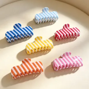 Candy kleur gestreepte haarclip detail, stijlvolle hars haai clip voor dagelijkse haar styling.