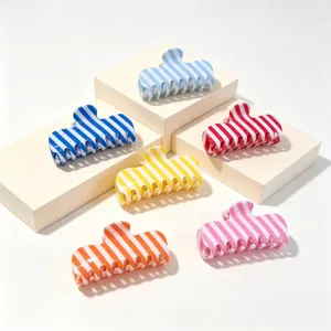 Gedetailleerd overzicht van kleurrijke gestreepte haarclips in modern harsontwerp.