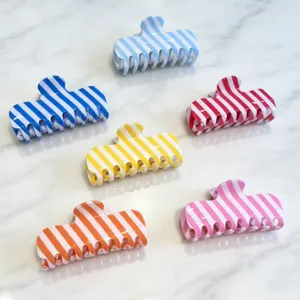 Gekleurde gestreepte haarklauw detailweergave, veelzijdige pastel haarklem voor dagelijks.