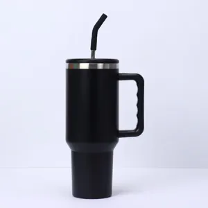 Edelstahl Becher Detailansicht, schwarzer Thermobecher mit Griff und Strohhalm für Alltag.