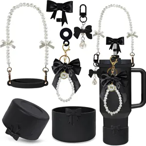 Ensemble d'accessoires pour gourde noirs avec lanière de perles, nœuds et manchon silicone.