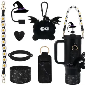 Set de accesorios para vaso con llavero de murciélago de peluche, correa de margaritas y pajita.
