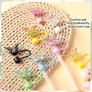 Gros plan détaillé sur un ensemble de capuchons de paille papillon colorés pour tasses.