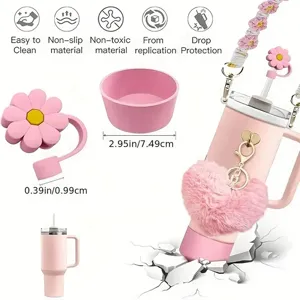 Rosa Stanley Becher Zubehör Set mit Gänseblümchen Strohhalmaufsatz und flauschigem Herzanhänger.