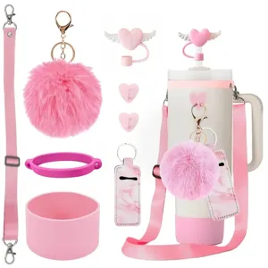Ensemble accessoires gourde rose sangle pompon housse paille botte silicone détail