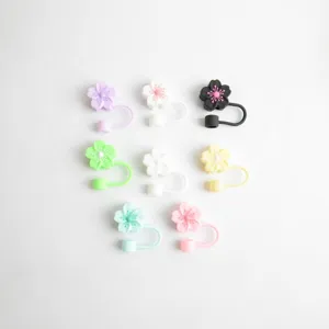 Nahaufnahme bunter Silikon Kirschblüte Strohhalmabdeckungen, 10mm großer Durchmesser.