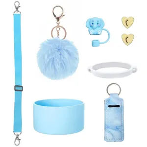 Vue détaillée de l'ensemble d'accessoires de tasse bleu avec sangle, pompon et couvercle.