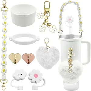 Becher Zubehör Set mit Blumen Gurt, flauschigen Herz Anhängern und Silikon Schutzhülle.