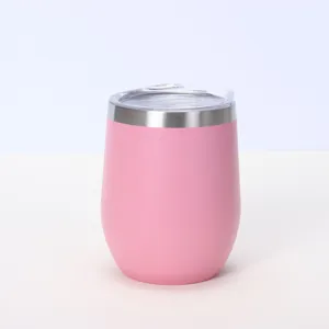 Detalle de vaso térmico rosa de acero inoxidable, taza de huevo con tapa transparente.