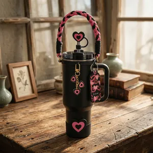 Detailopname van 40oz beker roze zwart hart gevlochten handvat en rietje topper accessoires.