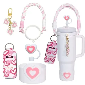 Detailgegevens van de 40oz beker roze hart accessoires set met gevlochten handvat en dop.