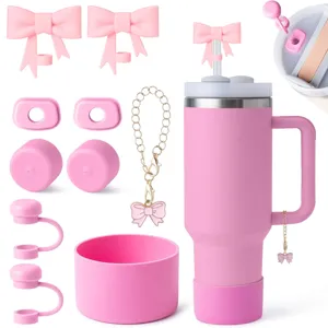 Ensemble d'accessoires pour tasses rose avec couvercles de paille et botte en silicone.