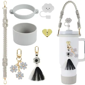 Zubehör-Set für Stanley Becher mit geflochtenem Riemen, Silikonboden und süßem Strohhalmdeckel.