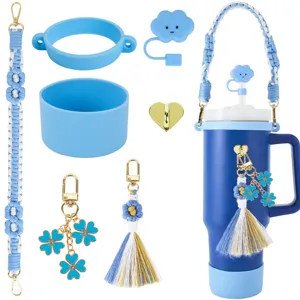 Blaues Trinkbecher Zubehör-Set mit geflochtenem Riemen, Silikonstiefel und Kleeblatt-Anhängern.