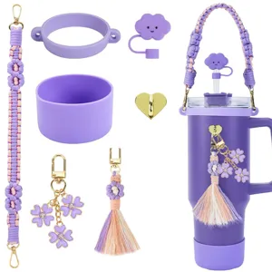Lila Becher Zubehör Set mit geflochtenem Riemen, Silikonstiefel und Wolken Strohhalm Abdeckung.